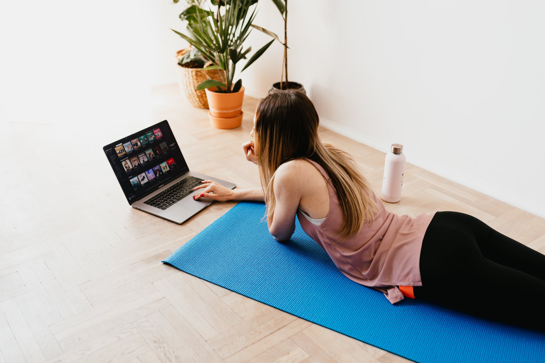 You are currently viewing 15-MINUTE PAJAMAS PILATES  IN THE MORNING TO ENERGIZE YOURSELF